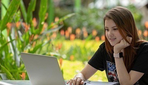 Estudiante frente a la pantalla de un computador