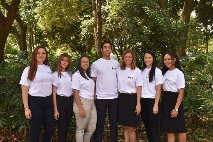 Participantes y profesora con la camisa UPB