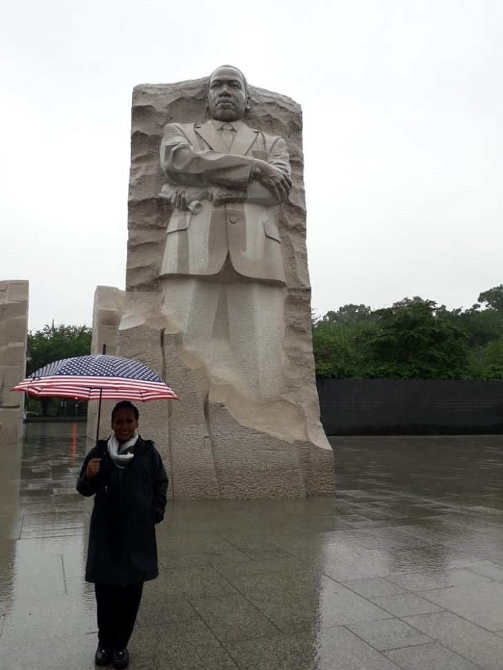 Estudiante de etnoeducación en el monumento de Martin Luther King
