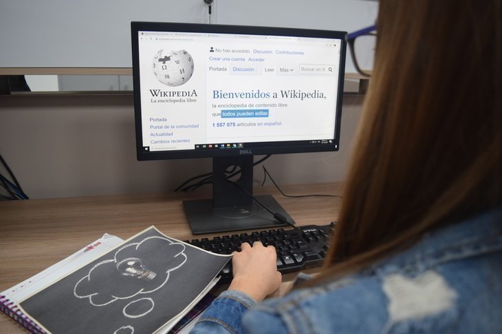 persona frente a un computador