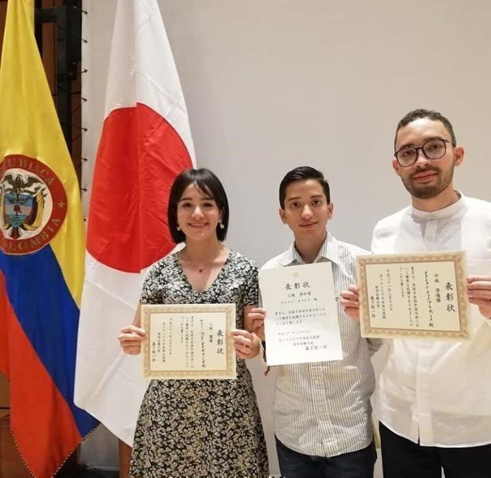 Estudiantes de japones con sus reconocimientos