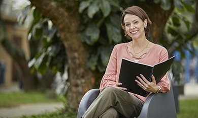 egresada leyendo documento