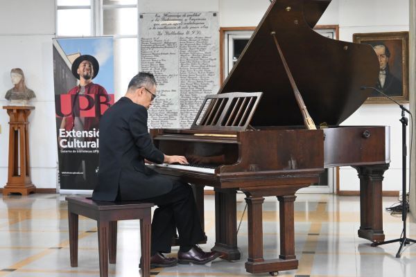 Pianista en el concierto de Pascua 