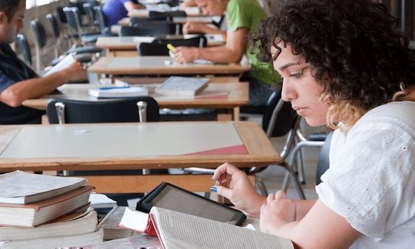 Mujer estudiando en biblioteca