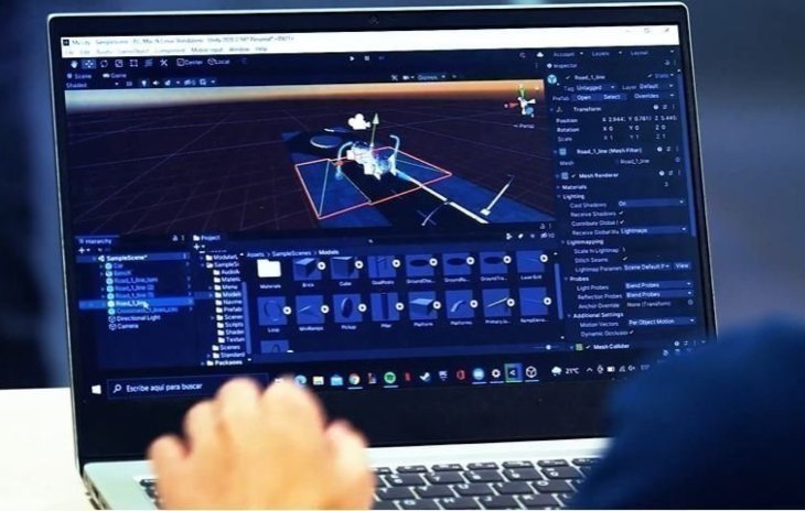 Manos manejando computador