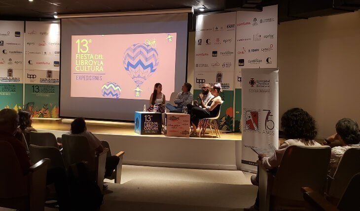 Auditorio en el que se ven personas exponiendo en la tarima en torno a estudios literarios