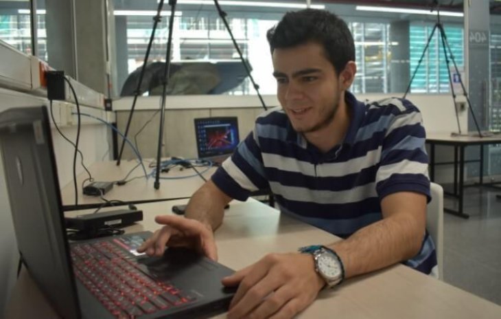 Persona manejando computador