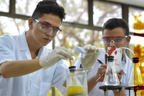 Jóvenes investigadores del Colegio de la UPB en el laboratorio 