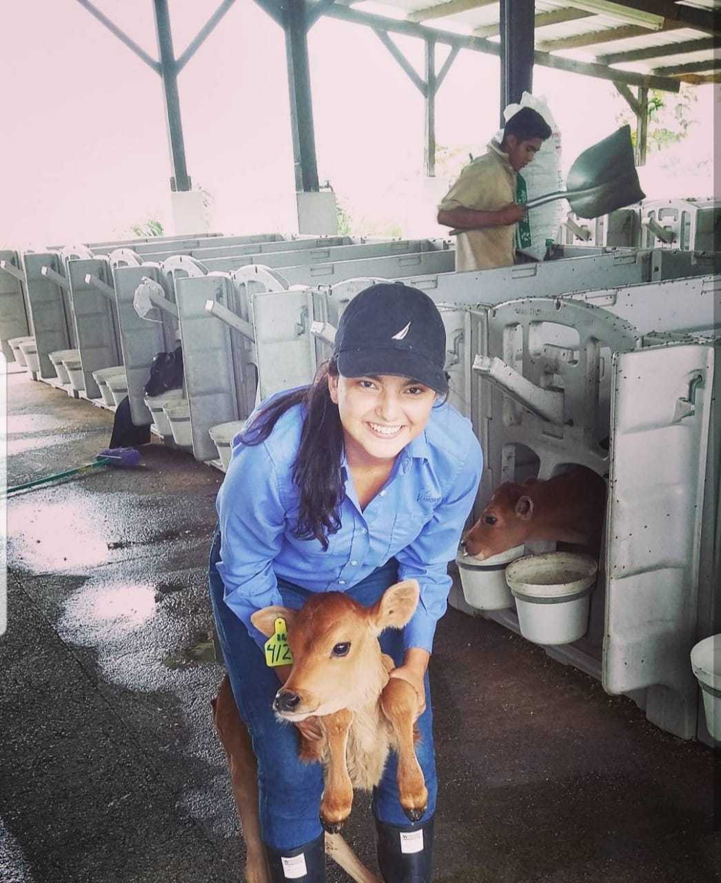 Katalina participando de uno de los proyectos productivos de la institución.