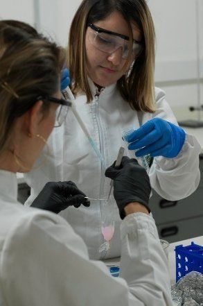 Investigadoras en el laboratorio 