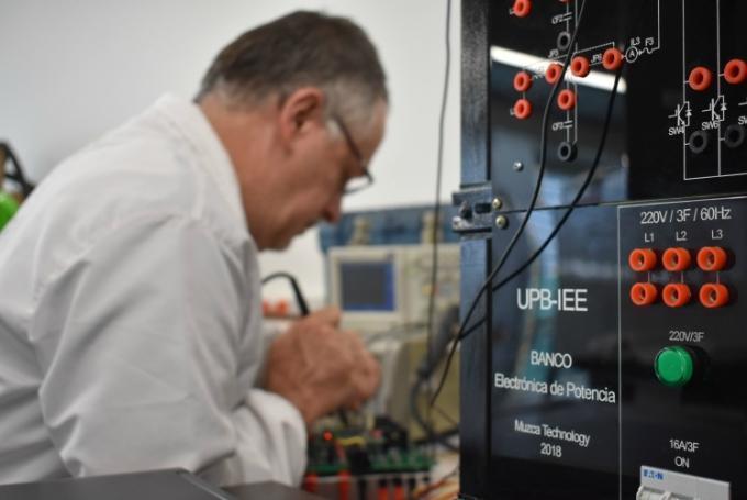 Ingeniero trabaja en el Laboratorio de movilidad