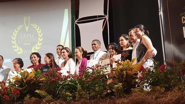 Rector Pbro. Raúl Jordán Balanta con los representantes de instituciones educativas que también fueron condecoradas