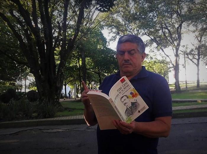 Hombre lee el libro de Fidel Cano