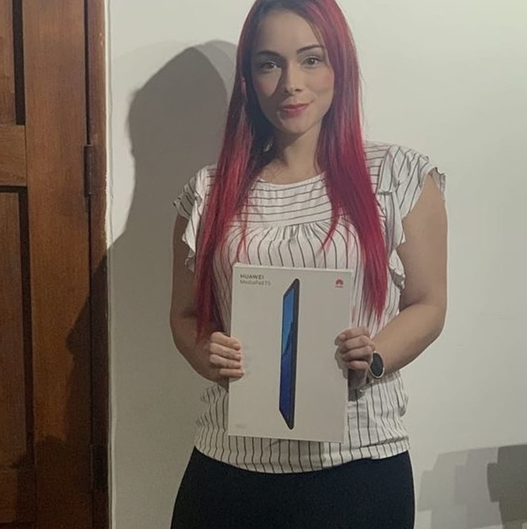 Luisa con el premio