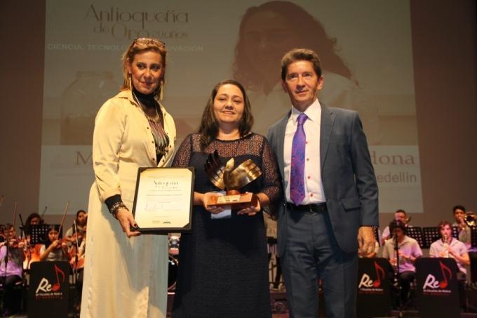 Maragrita Enid Ramírez y Pilar Velilla, dos mujeres de la Universidad Pontificia Bolivariana premiadas con en el galardón Antioqueña de Oro 2017.