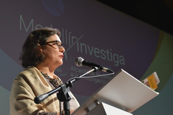 María Patricia dando su discurso de agradecimiento tras recibir el premio Medellín Investiga