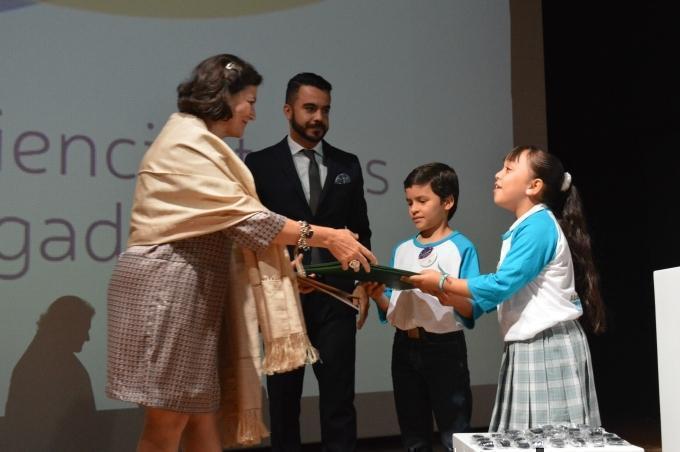 María Patricia Arbeláez recibiendo el reconocimiento de Medellín Investiga 2016.