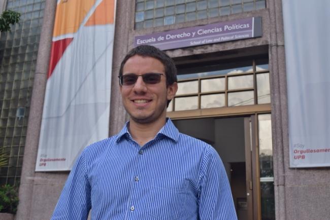 David Rincón, mejor puntaje Saber Pro 2015 en Ciencias Políticas posando en el bloque 12
