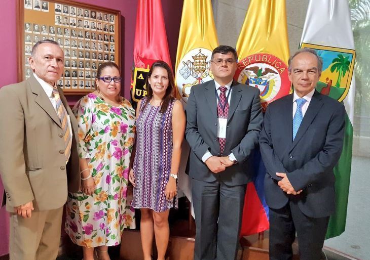 elegados del Ministerio de Trabajo (izquierda), junto con Conrado Gómez de la OISS y Luis Fernando Álvarez, decano de la Escuela de Derecho y Ciencias Políticas. Foto tomada del MinTrabajo