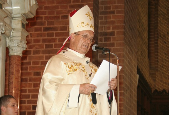 Monseñor Alberto Giraldo celebrando la eucaristía. 