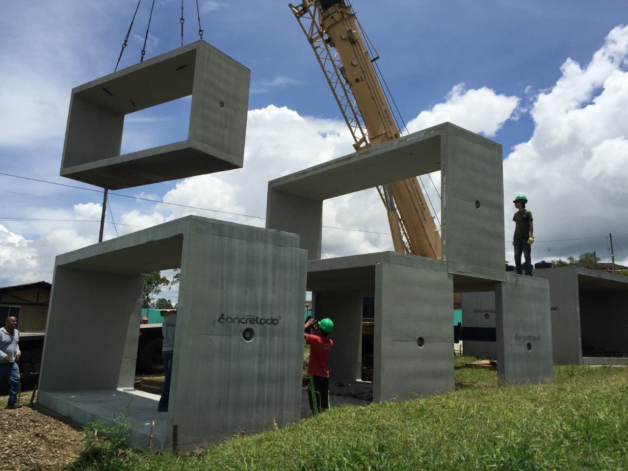 Montaje de marcos para construcción de viviendas