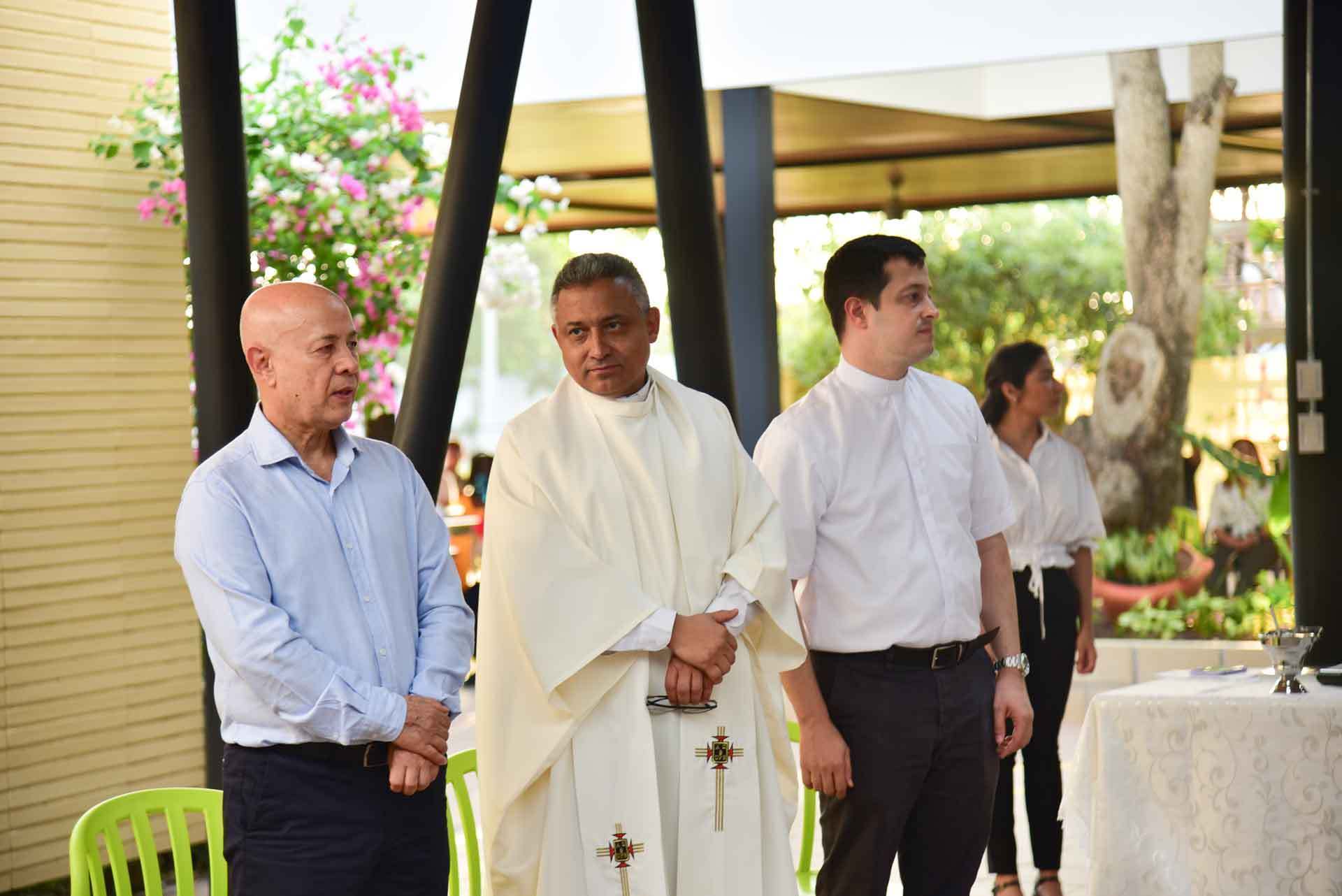 De izquierda a derecha, Vicerrector General, Luis Eduardo Gómez; Rector General UPB, Pbro. Diego Marulanda y Rector UPB Montería, Pbro. Juan Camilo Restrepo