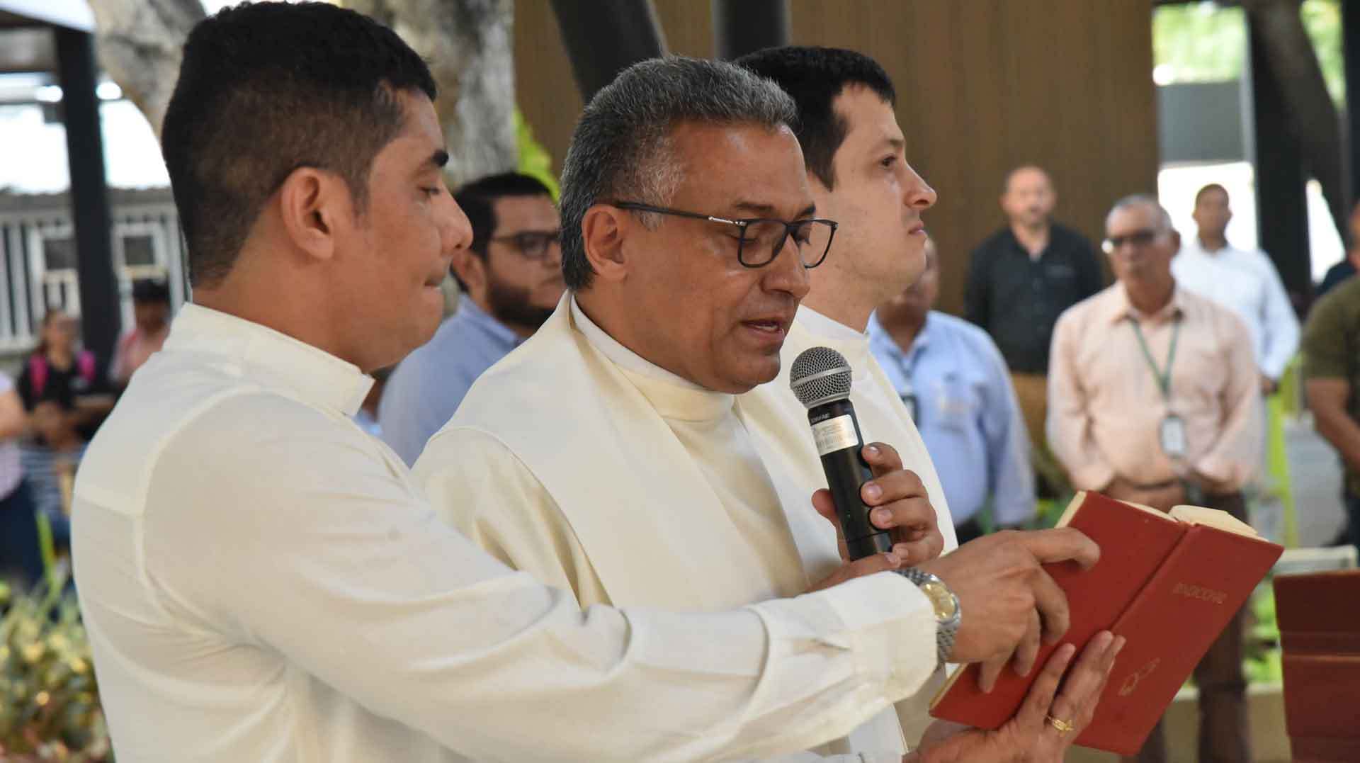 Rector General UPB durante la bendición del Bulevar de Estudiantes