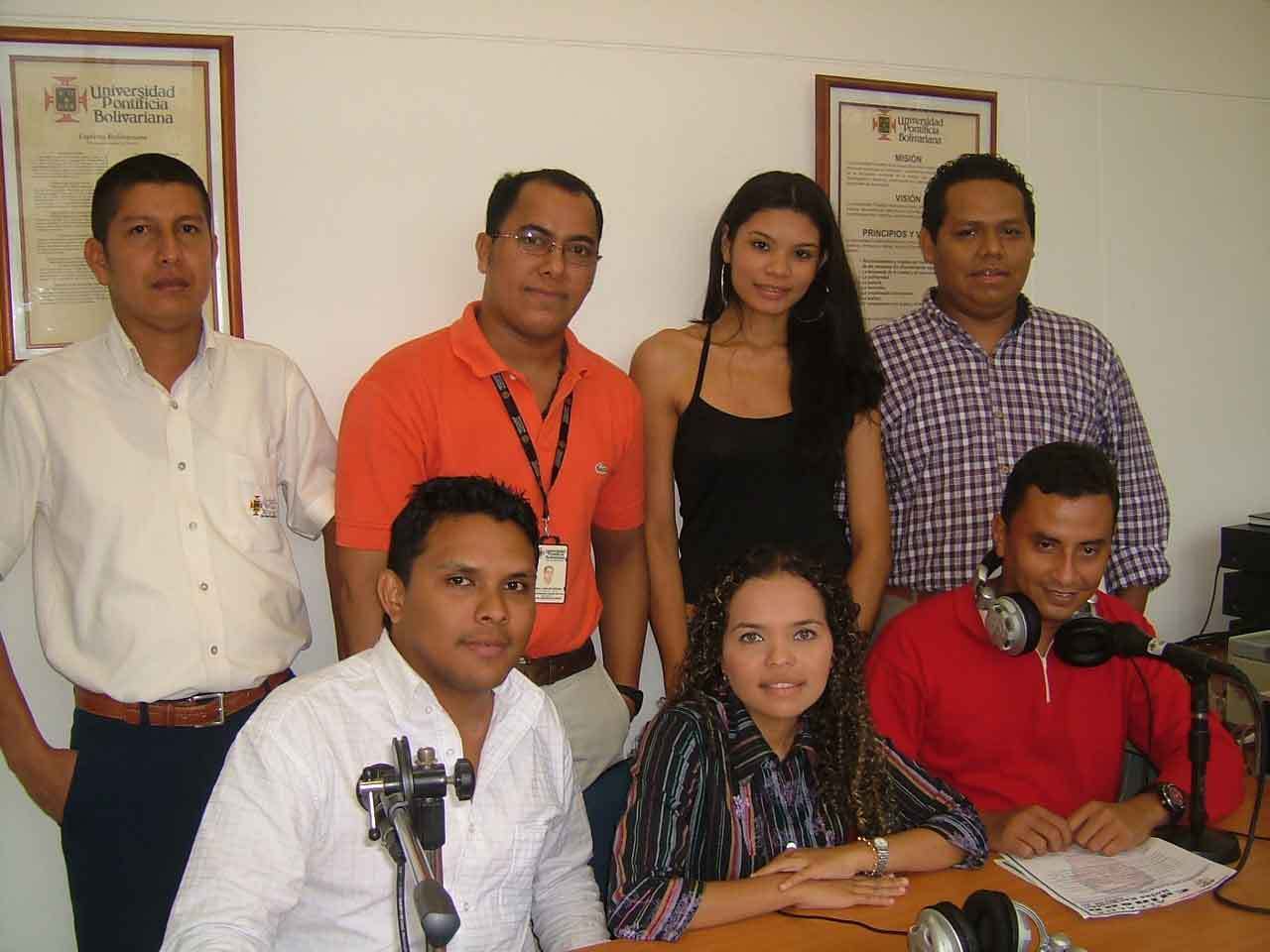 Henry López, radioperador de la Emisora; Mario Sánchez, Cielo Galarcio; Emil Pérez, Luis Fernando Luna; Ginna Morelo y Óscar Sánchez, periodistas en Frecuencia Bolivariana