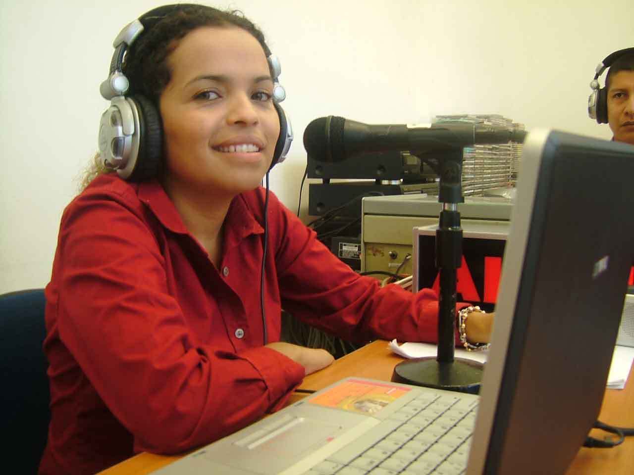 Periodista Ginna Morelo en los micrófonos de Frecuencia Bolivariana