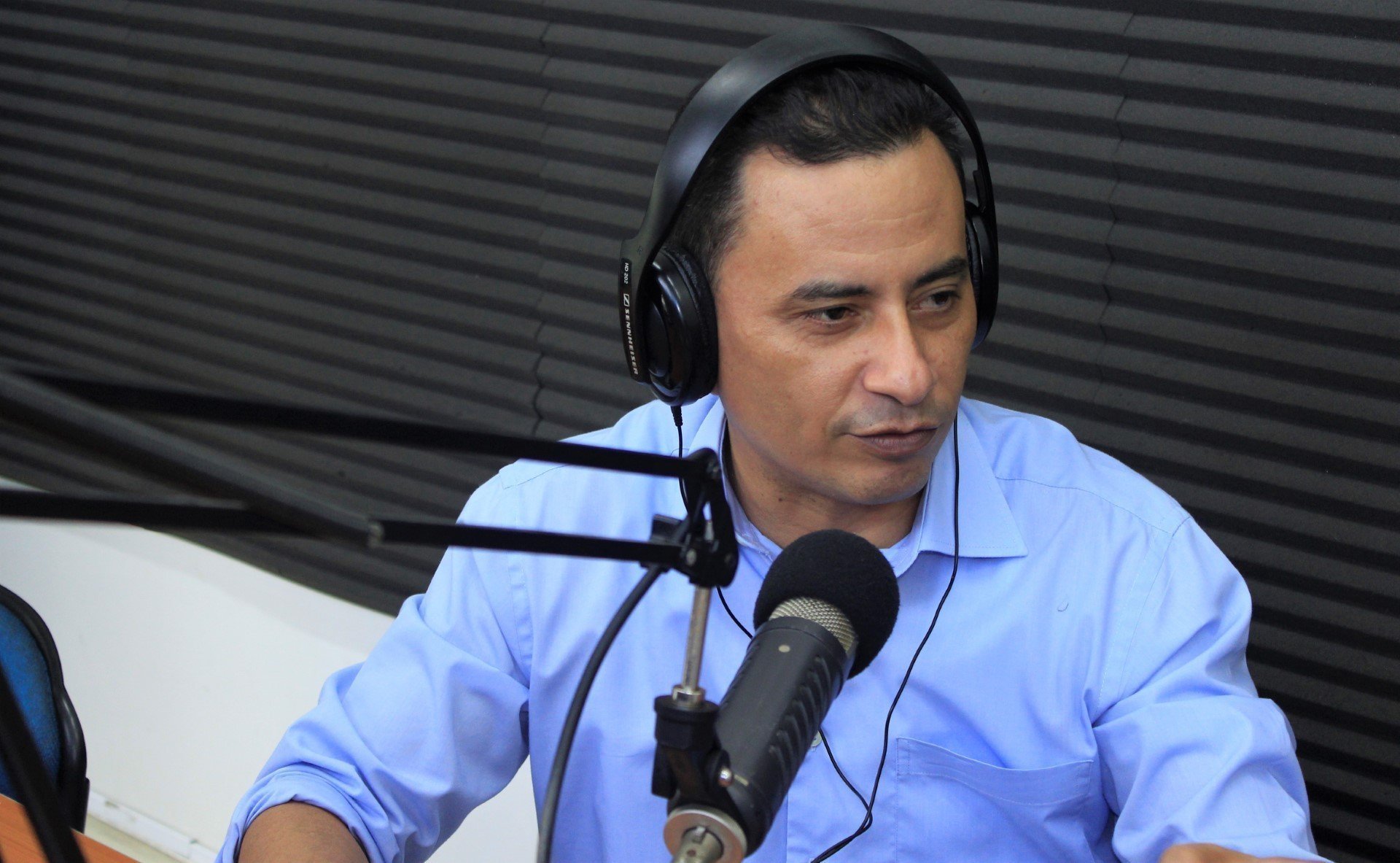 Óscar Sánchez Oviedo, periodista de Frecuencia Bolivariana en su programa radial: Café con Óscar Sánchez Oviedo