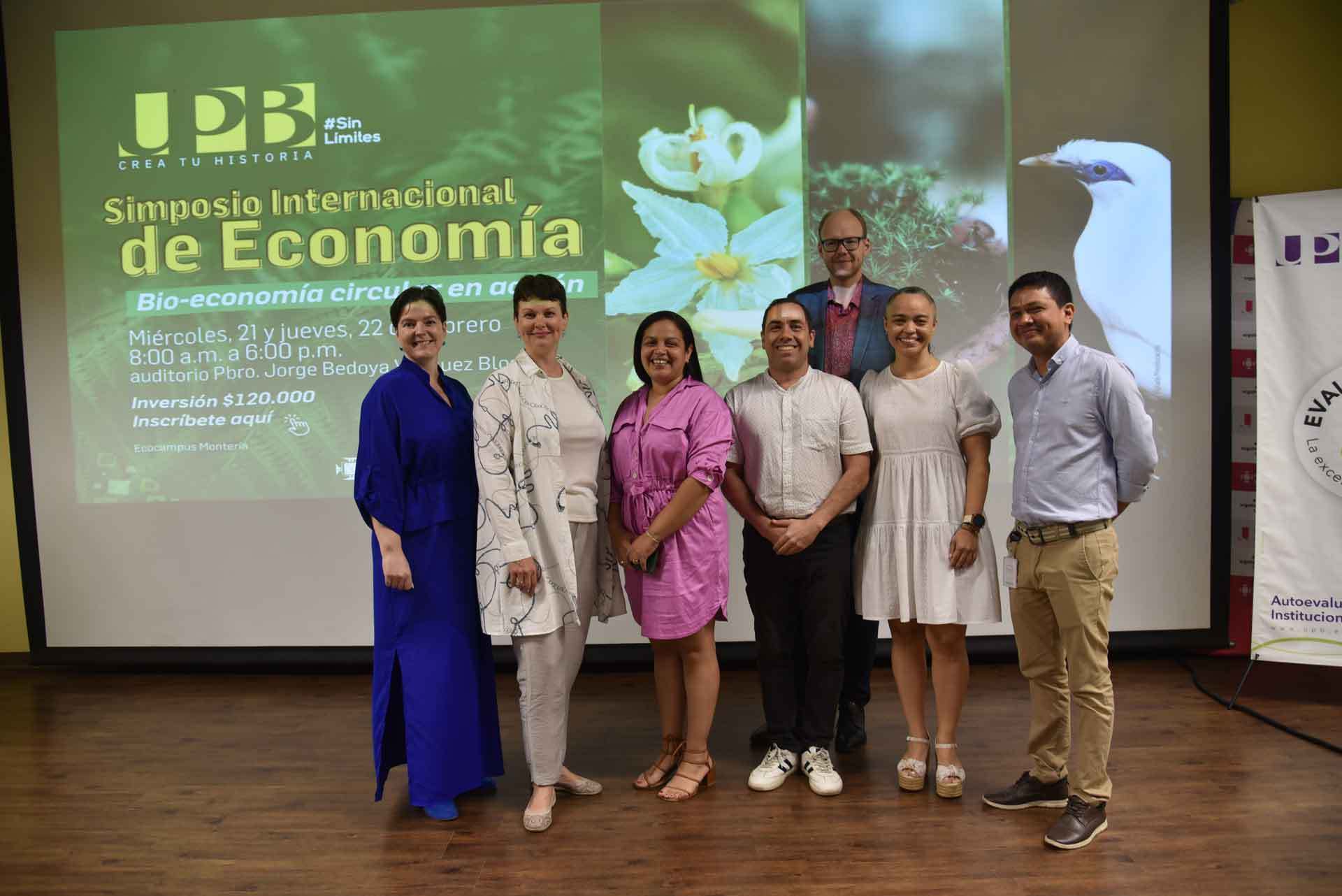 De izquierda a derecha, Jelena Titko, Tatjana TAMBOVCECA, Edgar CERKOVSKIS, ponentes internacionales y Escuela de Economía, Administración y Negocios de la Universidad