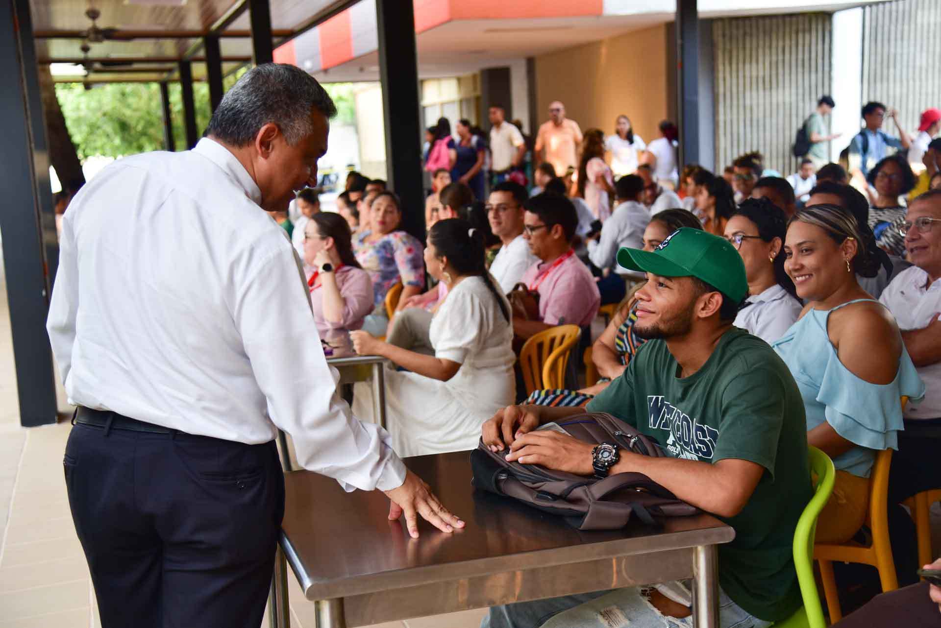 Rector General dialogando con estudiantes UPB