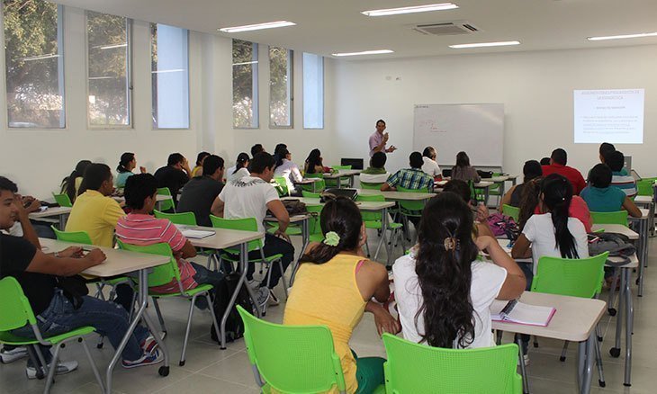 Estudiantes en una de la aulas de clases de la UPB en el Campus Universitario de Montería
