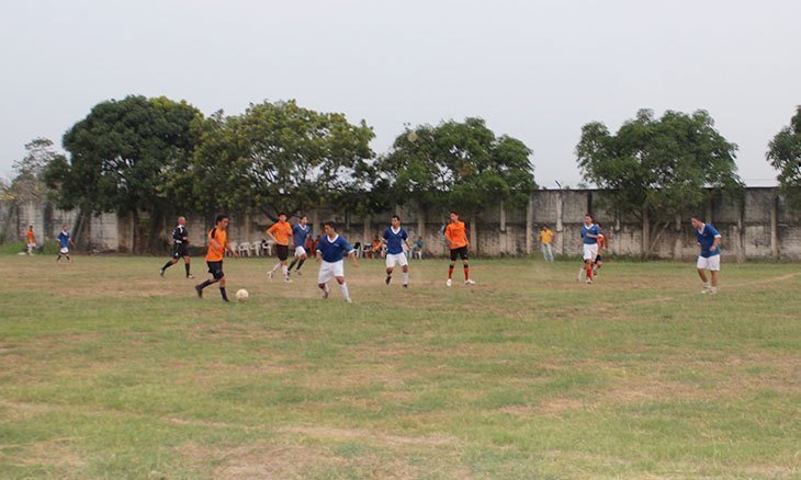 Partido de fútbol 8 durante jornada de juegos interfacultades 