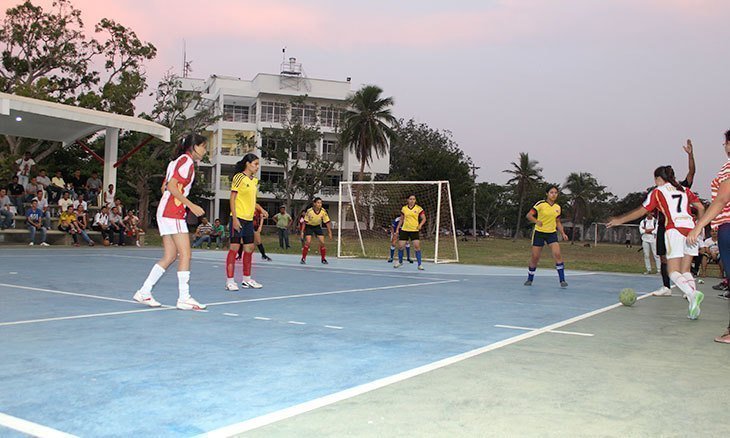 Partido de de fútbol sala durante jornada de juegos interfacultades 