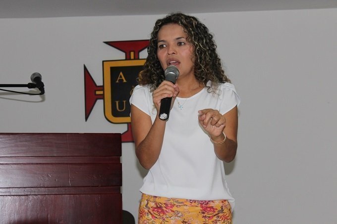 Ginna Morelo Martínez periodista cordobesa fue la encargada de dictar la charla a los estudiantes periodistas y represantes de los medios analizados.