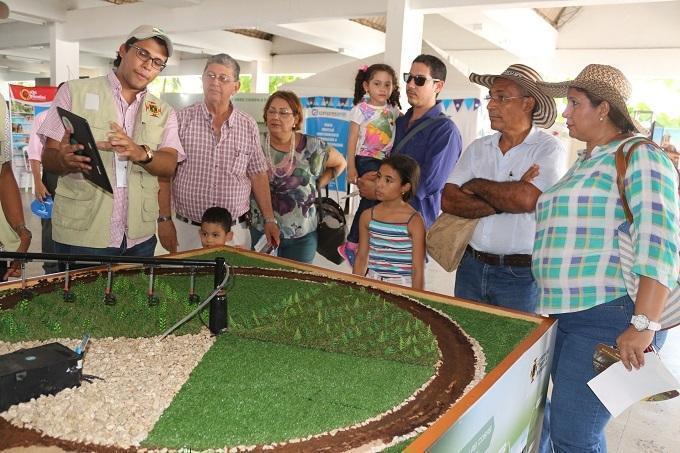 Edinson Ortega Oviedo presenta el proyecto a los visitantes de la Feria