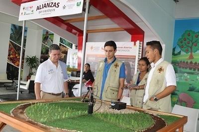 Estudiantes presentan aplicación de riego por pivote