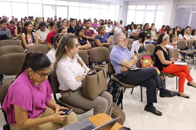 Docentes y estudiantes dieron sus opiniones a través de Twitter mientras los panelistas iban leyendo sus comentarios