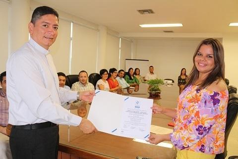 Liliana Villadiego ejecutiva de Icontec entregó la certificación al Presbítero Jorge Bedoya Vásquez rector de la UPB