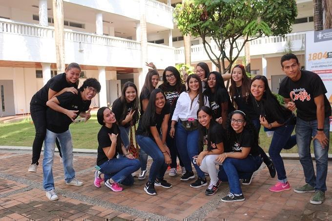 Sarly Martínez psicóloga y coordinadora de PACI acompañada por los estudiantes guías UPB