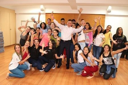 El rector de UPB Montería Presbítero Jorge Alonso Bedoya Vásquez comparte con los estudiantes nuevos durante la Inducción