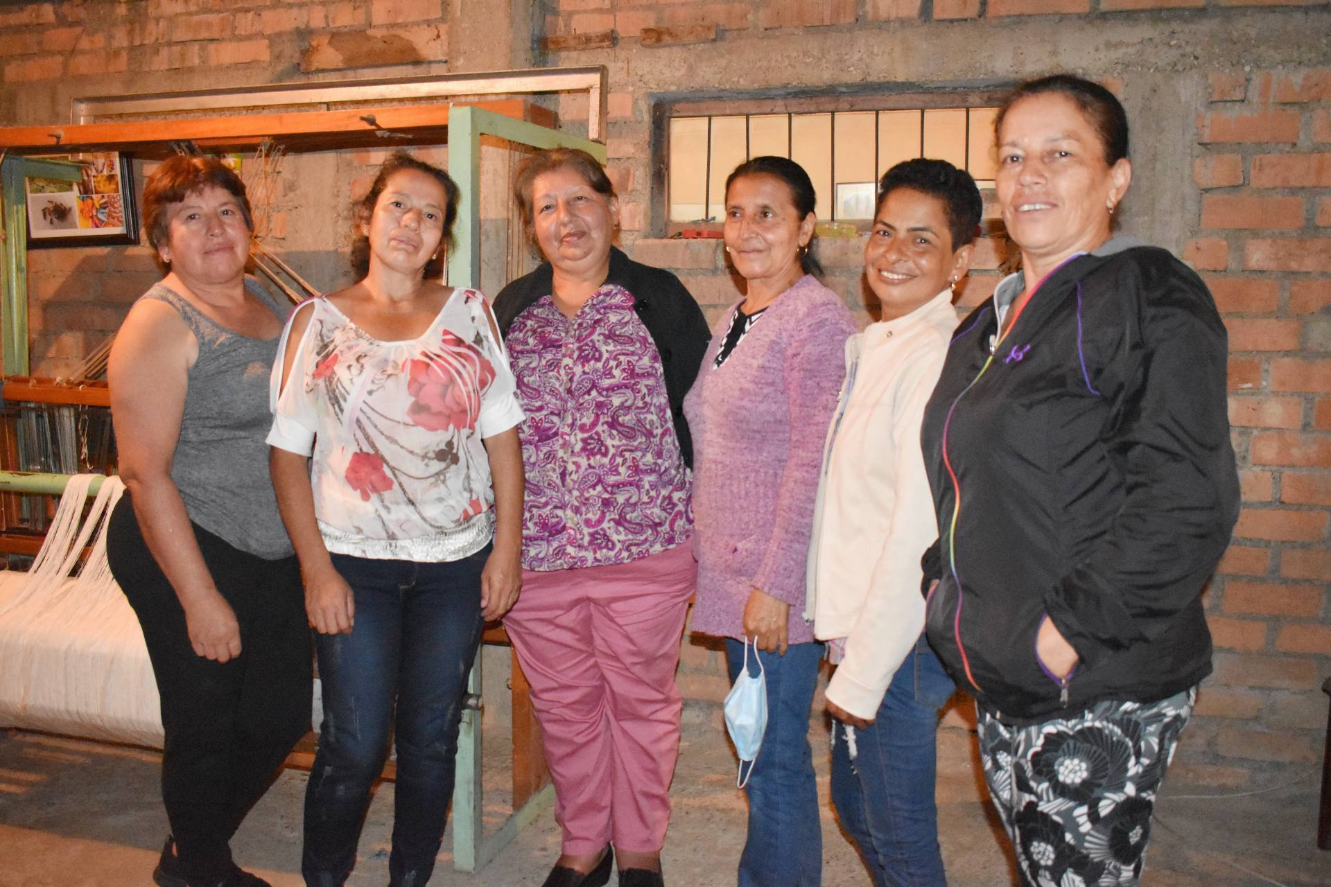 Mujeres que integran la Asociación de Tejedoras de la Seda, Colteseda.