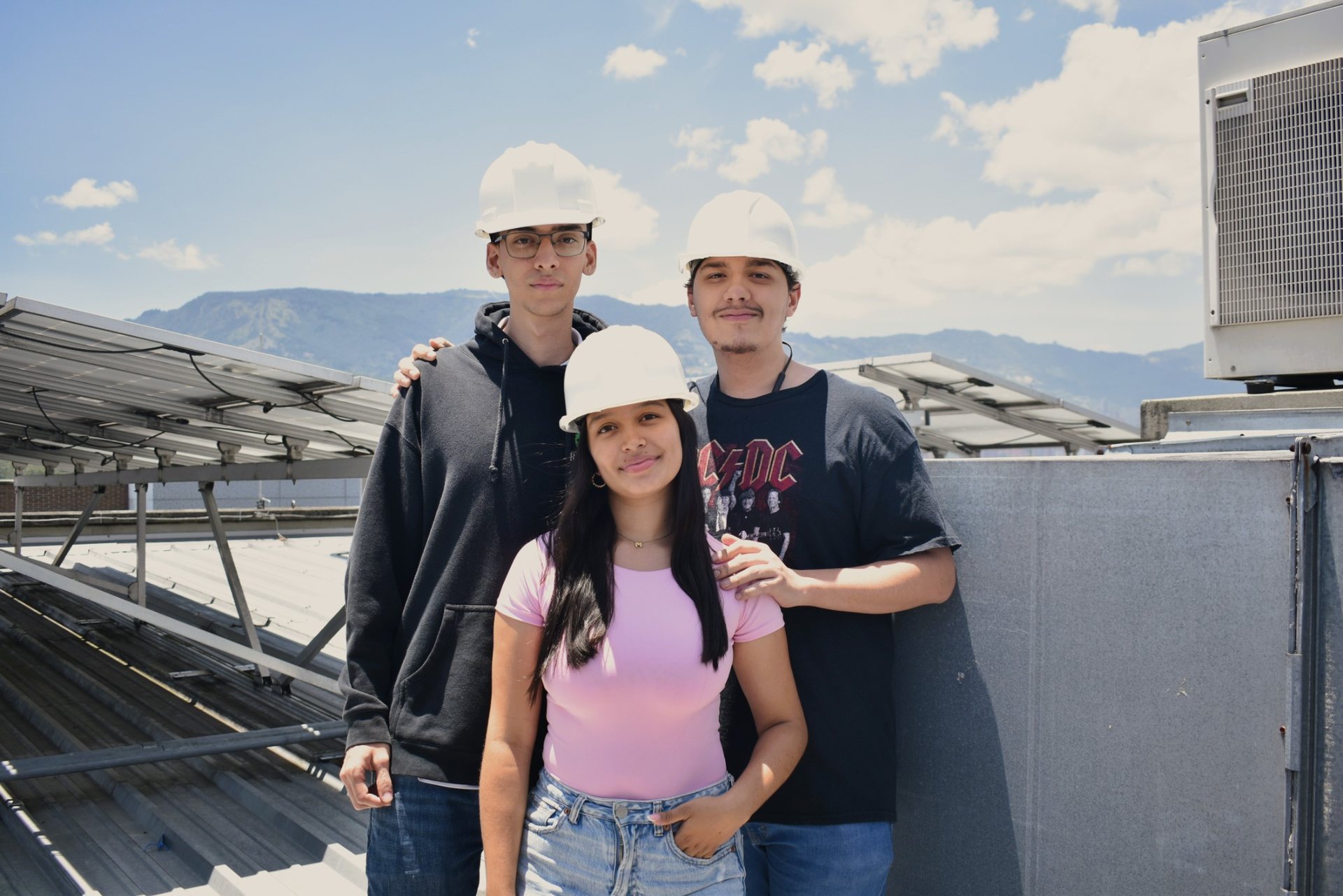 Estudiantes del pregrado de ingeniería eléctrica en las instalaciones del bloque 11 de laboratorios de la UPB
