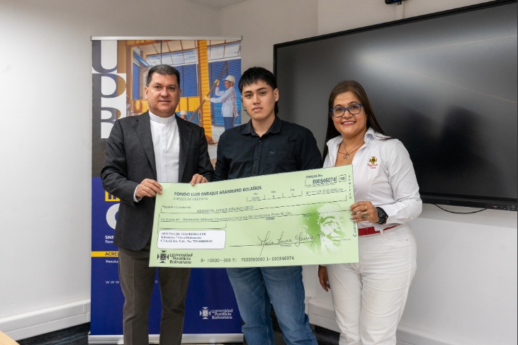 ESTUDIANTE GANADOR DE LA BECA DE ING CIVIL 