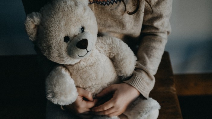 Niña con peluche