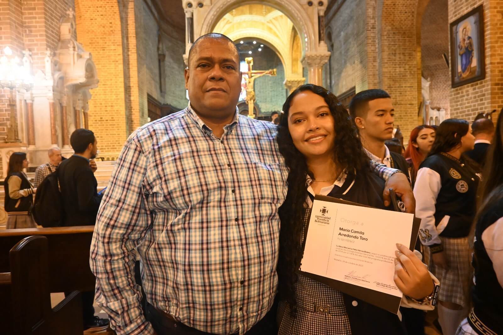Maria Camila Arredondo, ganadora de una de las becas arquidiocesanas junto a su padre.