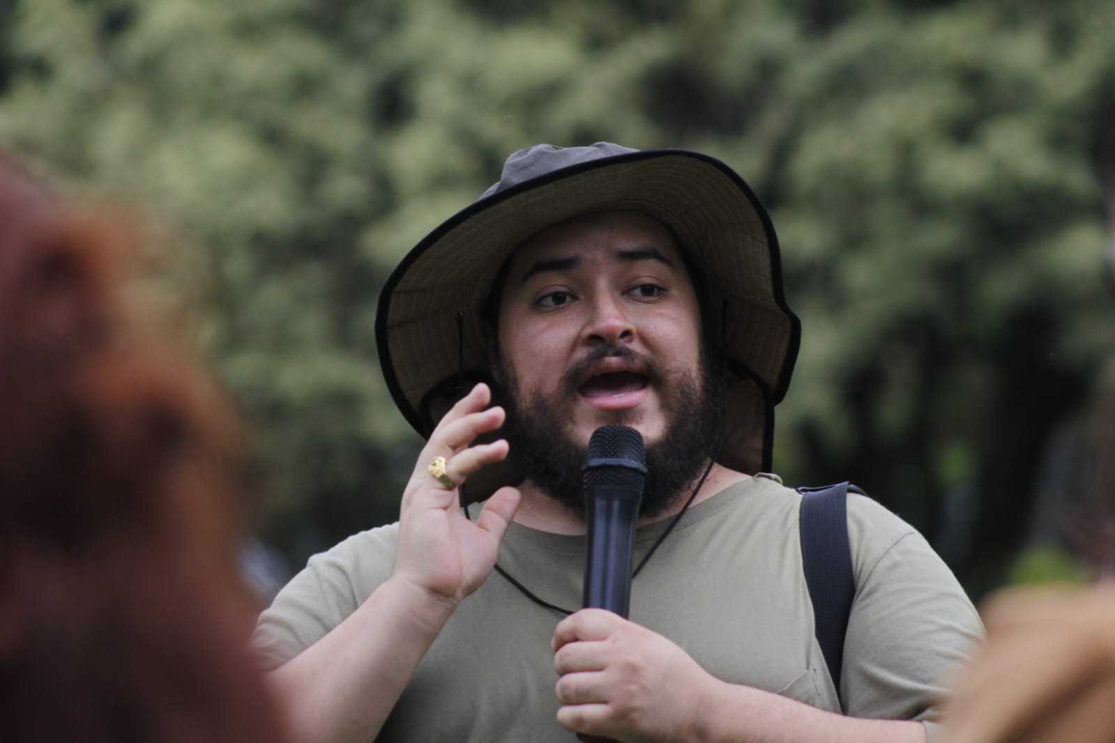 Carlos Alberto Flórez, estudiante del programa de Historia en la UPB y guia de los recorridos en Campos de Paz