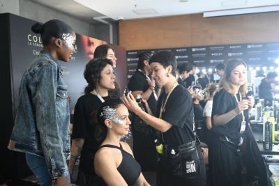modelos en el backstage en maquillaje