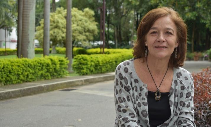 egresada María Isabel Barrientos en los jardines del campus